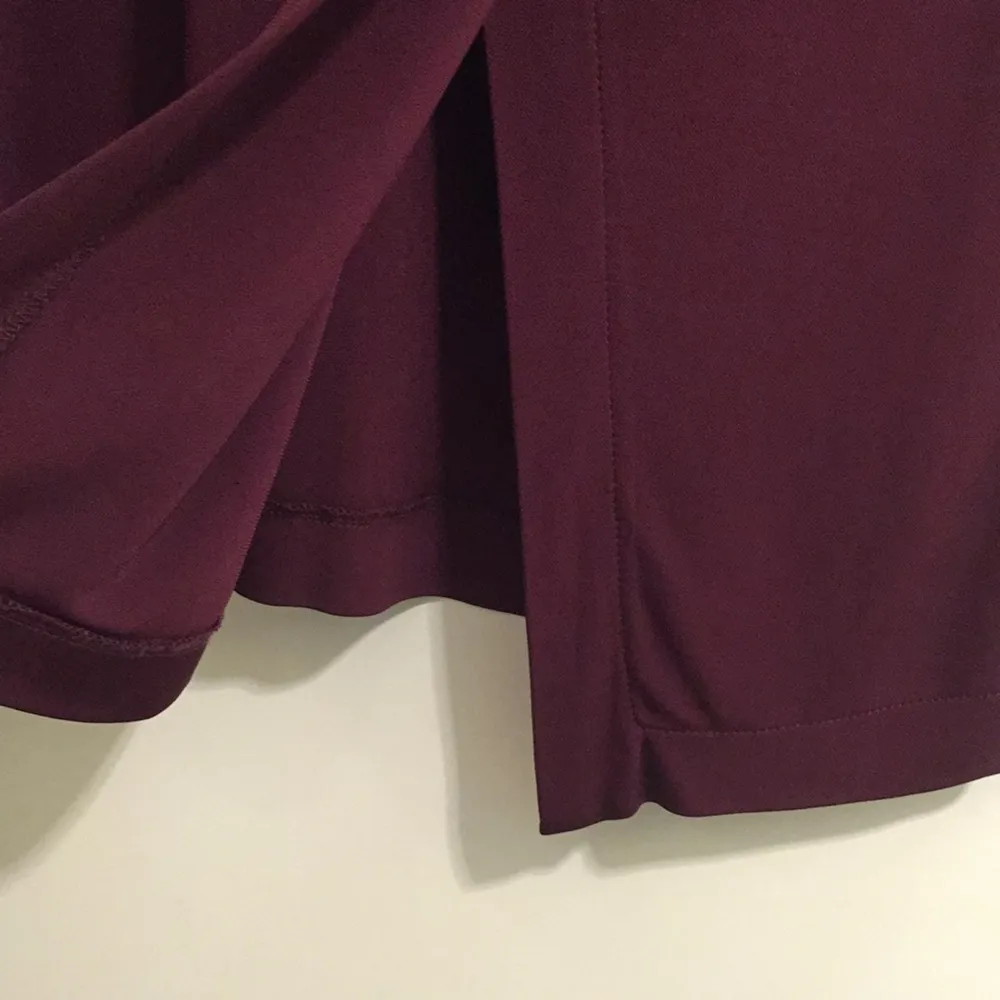 Midi-kjol i vinröd färg med slit på vänster framsida . Kjolar.
