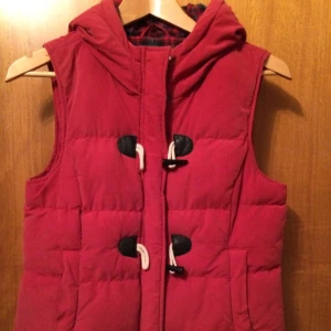  - Fin röd väst använd några gånger men fortfarande i fint skick.