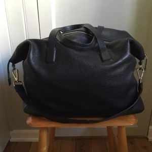  - Jättefin Jill Sander väska. Ca 35 cm x 25 cm. Säljes i Stockholm. 600kr (köpt för ca 4000kr)  