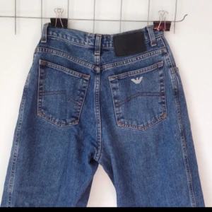  - Jeans från Armani, 90-tal, hög midja.