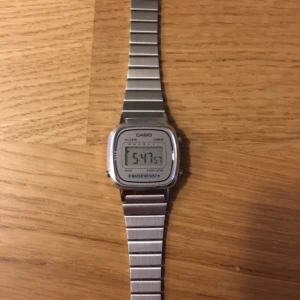  - Klocka från Casio! Mindre modell! Så snygg och dessutom aldrig använd då jag fick två i present! Är sjukt nöjd med min!! 😀👏🏼🙌🏼✨✨ eventuell frakt betalas av köparen😊