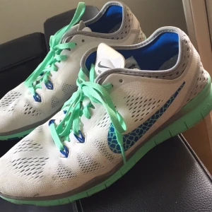  - Otroligt lätta och bekväma träningsskor, endast använda vid ett fåtal tillfällen. Somriga och fina! Butikspris 1099:-