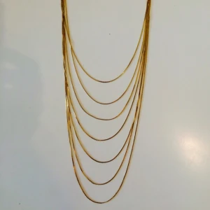  - Guldfärgat halsband. Frakt tillkommer, har swish 😊