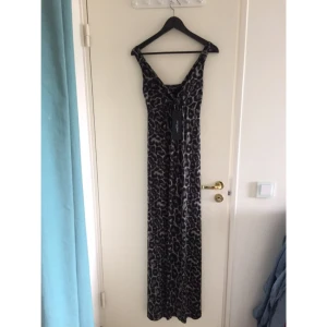  - Ilse Jacobsen långklänning, aldrig använd. Prislapp sitter kvar på klänningen. Fräscht och skönt silkestyg som är snyggt både till sommar som vintern.