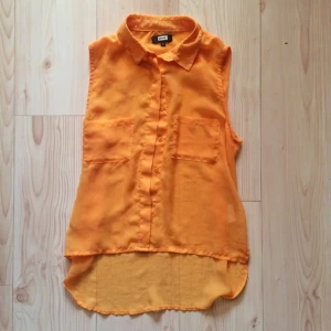  - orange och transparent topp som är kort där fram och längre där bak. från bikbok

pris+(frakt 20:- )
kan även lämnas iörebro, hallsberg eller askersund! 

