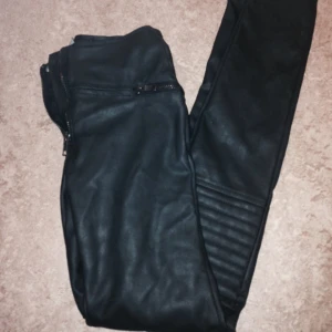  - Skinn jeans från H&M. 