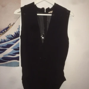  - Skitfin body med v-ringning från h&m trend. Använt den en gång bara  o nypris va typ 300-350 