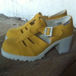  - 🍋Knallgula sandaler med klack, Superfina skor som syns🍋

• Storlek: 38
• Märke: Bullhead
• Material: Canvas & gummi
• Skick: Endast provade, exemplariskt skick
• Övrigt: Inga skavanker alls
• Frakt: 53kr spårbart