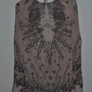  - Mycket fin klänning från H&M, jag har använt den oversize och passar alltså alla från S till L. Fint öppen i ryggen.