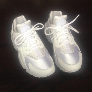  - Säljer mina helt nya vita Nike Air Huarache sneakers på grund av för små. Bara använda en gång, otroligt sköna! 

Storlek 40,5 / US women size 9 

Nypris 1199kr 

Kan mötas upp i Stockholms innerstad

✨✨✨