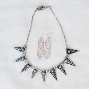  - Aztec Halsband från H&M samt Örhängen  (aldrig använda) från American Eagle