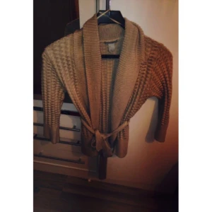  - Oanvänd kofta från Zalando. Mycket bra skick. Storlek 36