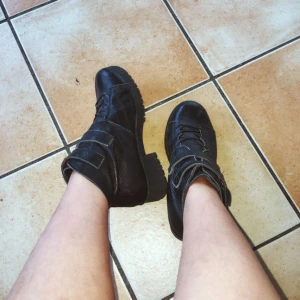  - Snygga kängor gjorda i äkta skin!🌞 Frakt 50kr. Swish eller mötas upp i Strängnäs