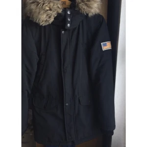  - Säljer min Svea i storlek M.
Den är i väldigt bra skick då den aldrig kommer till användning. Nypris 2999