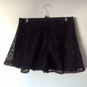 Shorts-kjol i spets. Aldrig använd.
Fint tyg och otroligt vacker. Storlek 36 (Står L på bilden men är en thailändsk storlek).
Köparen står för frakt🌺