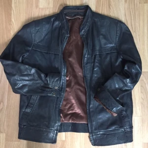  - Skinnjacka 
Står ingen storlek men passar mig som har S. 
