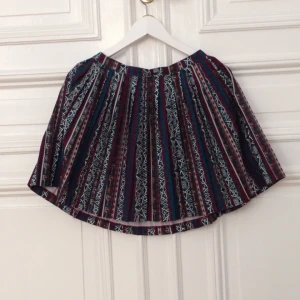  - Mönstrad och veckad cirkelkjol från Nike. Aldrig använd. 