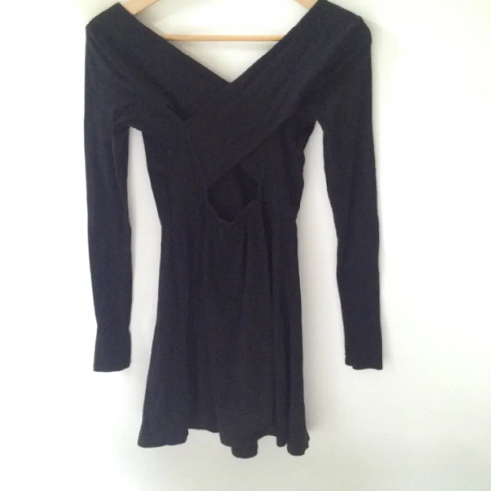 American Eagle Outfitters, black dress with cross in the back  and a bit of open back . Klänningar.