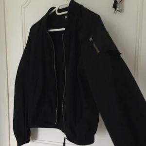  - tunn svart bomberjacka från bikbok, funkar perfekt nu vid sommarkvällarna och under våren 👼🏻
