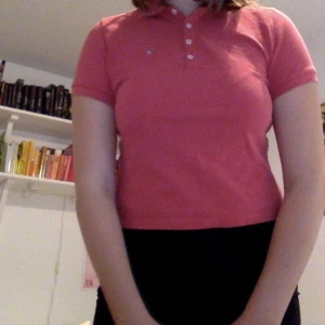  - Jättefin korallröd piké från gant! Den e S men jag som har L kan ha den med! 