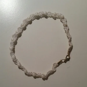  - vit choker halsband med pärlor. Söt och snygg. Kontakta mig vid frågor 🌸