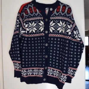  - Fin stickad ulltröja i ca str M, men som även passar en XS eller S. Mycket gott skick.