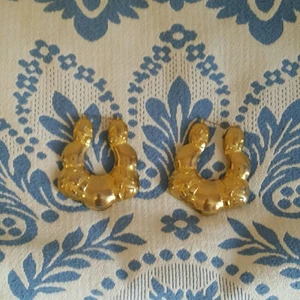  - Säljer mina fina gamla örhängen köpta i en butik på hornsgatan. 