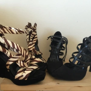  - Sandal med kilklack, använt en gång, och svarta pumps från Nelly.