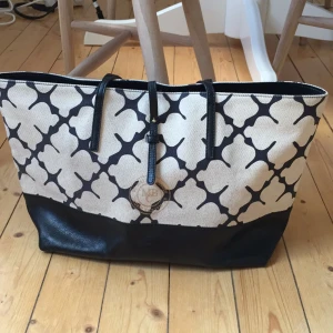  - 1/2 år gammal Marlene Birger väska, använd mycket sparsamt dock någon svag fläck i men är i bra skick i övrigt. 