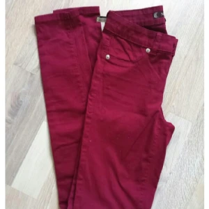  - Stretchiga vinröda jeans från Carlings