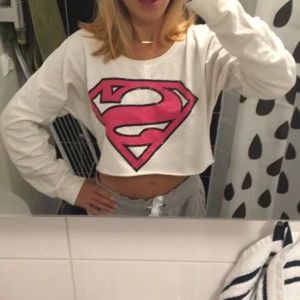  - Jättegosig supergirl magtröja som jag använt som oversize, nyskick med alla alla detaljer kvar. 