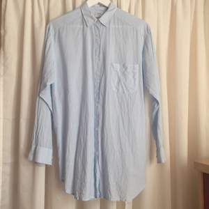 Oversize skjorta från Filippa K, fräsch och sparsamt använd✨💙🎈
Möts upp, annars står köparen för frakten🦄