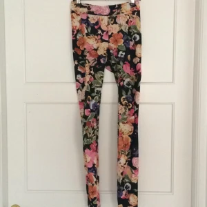 - Blommiga leggings från hm, stl 36. Frakt 14kr