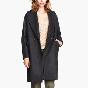  - H&M trend populär kappa i mörkgrått. Oversized och superskön. Knappt använd!