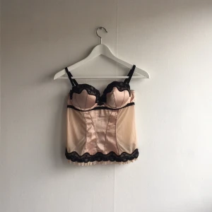  - Fin beige korsett med svarta detaljer!