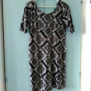  - Kort klänning från Monki. Använd en gång. Strl L, men tight och stretchig så kan passa andra storlekar också. 