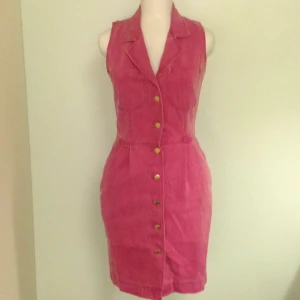  - Rosa jeansklänning från Ungaro, vintage 90-tal, inköpt i Los Angeles. Kan skickas.