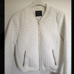  - En perfekt höst/vår jacka funkar även under lite kallare sommardagar. Jackan är knappt använd då jag anser att jag inte passar så bra i vitt.  Kan skicka mot fraktkostnad. ☀️☀️☀️