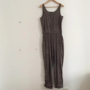  - Byxdress från Samsøe Samsøe
Svart, ljust rosa och naturvit. 
Stl M
knappar i livet (en extraknapp medföljer)
Lätt resår i midjan
Frakt tillkommer, vadderat kuvert alternativt hämtas upp i centrala Göteborg.

obs! köper du två plagg eller fler får du det billigare till halva priset!
