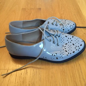  - Gråa lackskor från Dorothy Perkins. Köpta i London för ca 3 år sedan men aldrig använda då de är lie för stora. 