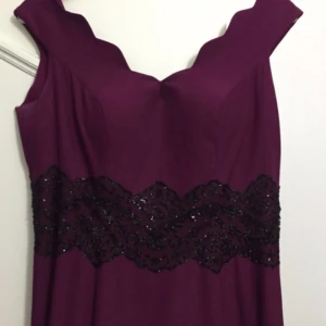  - Mörk lila klänning använd i två timmar. Priset kan diskuteras.