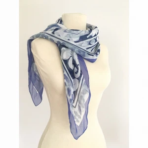  - Scarf i vackert blå/vitt mönster.  Märke: Saknas (Vintage). Skick: Mycket gott. Använd endast en gång.  Pris: 100 kronor eller bud.  Frakt: Betalas av köparen.  Mängdrabatt och samfrakt vid köp av flera plagg.