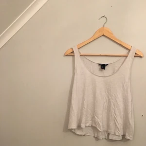  - Vitt basic linne från HM, skönt och lätt material. Sparsamt använd och i bra skick!
Köparen står för frakten. 🌸