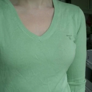  - Stickad ljusgrön tröja från Gant. Använd men fin! 100% bomull Passar S-M, 36-40 jätteskön att ha på sig och somrig färg. Nypris: 1099kr 