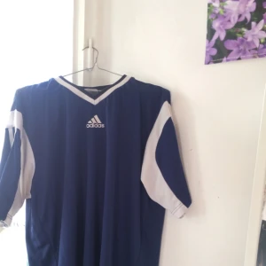  - finemang adidaströja i oversize! riktigt härligt material i marinblått. 