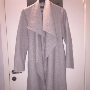  - Säljer min helt oanvända gråa handmade kappa från Zara. Förra säsongens populära Womans outwere. Ursprungliga pris 1395kr jag säljer den för 900kr men kan diskuteras vid snabb affär. 