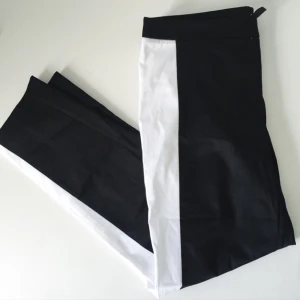  - Oanvända kostymbyxor från hm. Storleken är en 38-40/M. Lite roligare än vanliga kostymbyxor med de vita detaljerna på utsidan av benen! 👌🏻🤓 