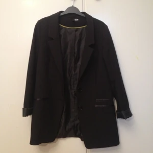 Lite längre svart kavaj från H&M Divided. Använd en gång!  - Lite längre svart kavaj från H&M Divided. Använd en gång! 