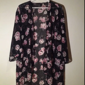  - blommig transparent kimono från hm, använd endast ett fåtal gånger!!
