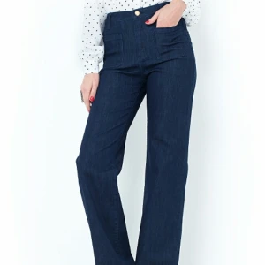  - Snygga jeans med hög midja och vidare hem. Oanvända med lapparna kvar. superfina men fel storlek för mig tyvärr 
nypris 499:- 